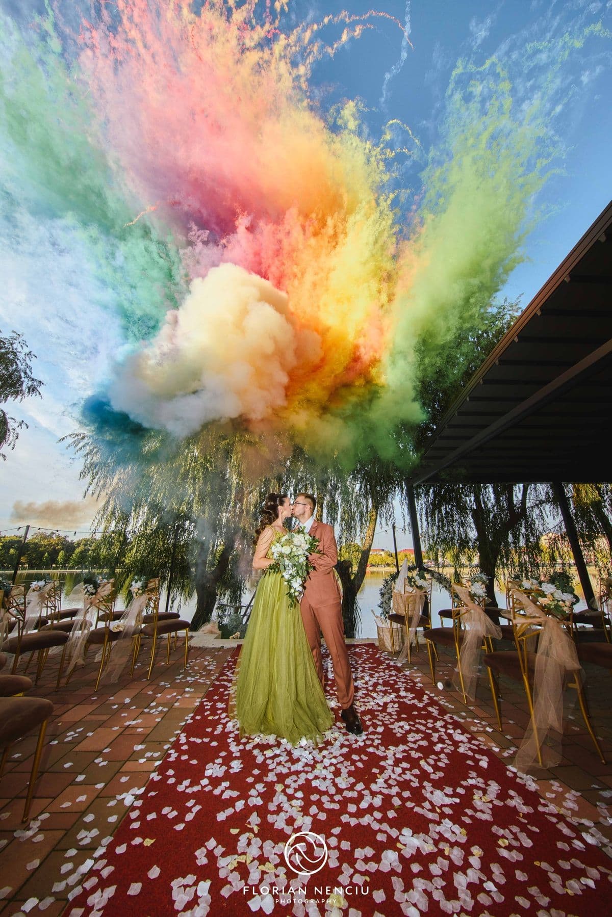 Fum colorat în spatele mirilor, la finalul ceremoniei de la lac